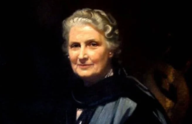 Oil painting-style portrait of Maria Montessori with silver hair and a gentle expression, wearing a dark shawl against a dark background.