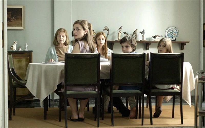Stark family portrait in "Miss Violence".
