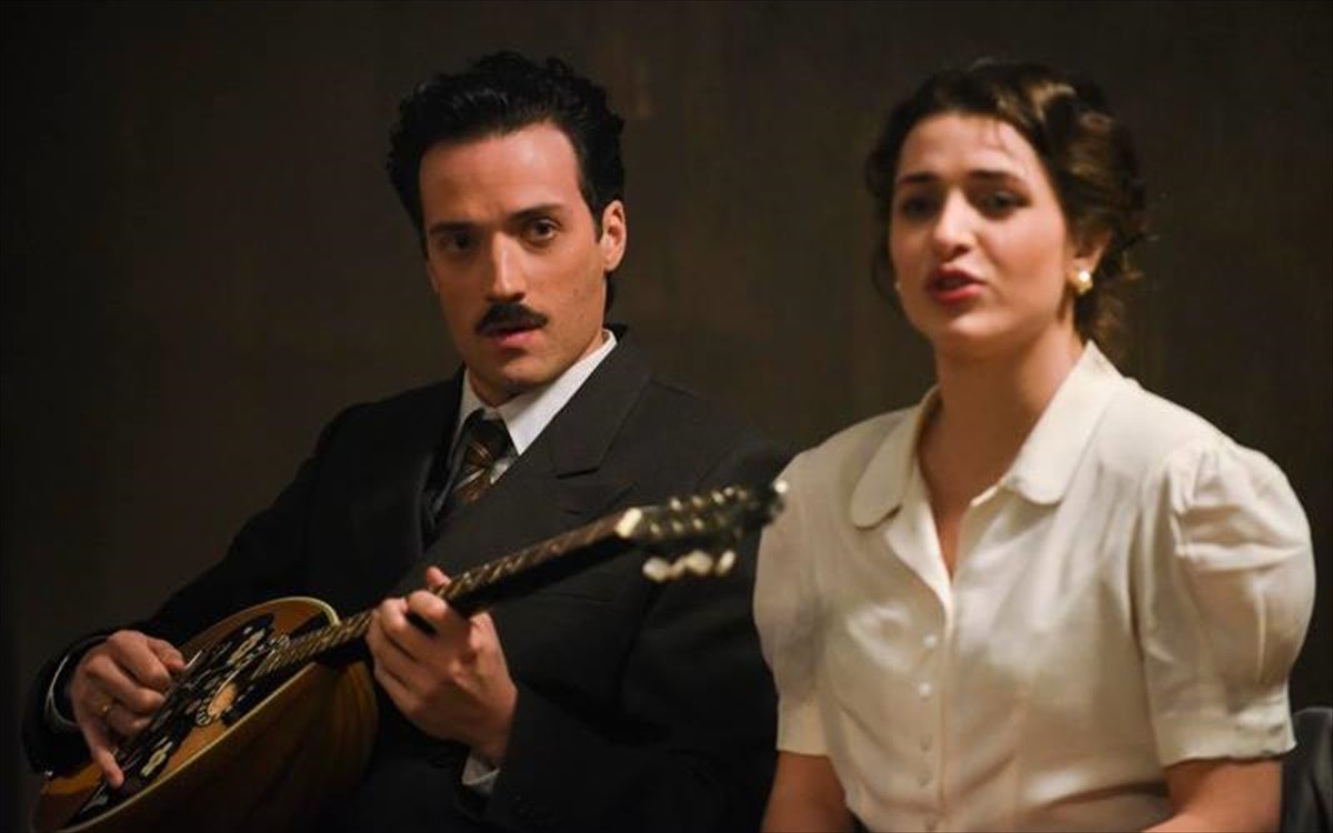 Vassilis Tsitsanis playing bouzouki in "Ouzeri Tsitsanis".